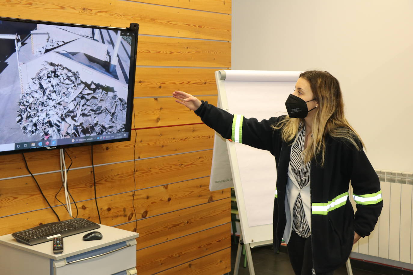 Francisco Igea y Ana Carlota Amigo visitan las instalaciones de Latem Aluminium en Villadangos del Páramo.