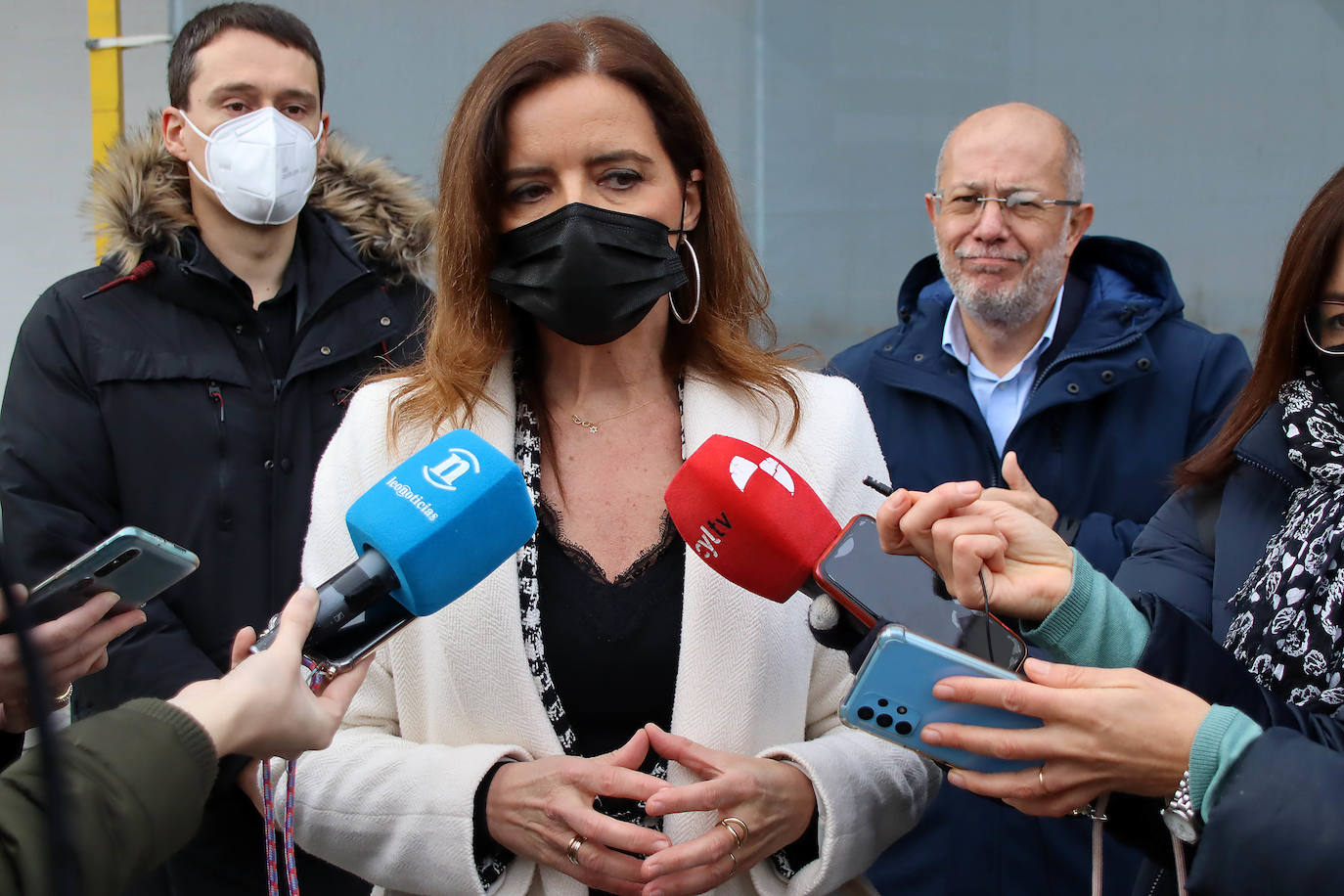 Francisco Igea y Ana Carlota Amigo visitan las instalaciones de Latem Aluminium en Villadangos del Páramo.