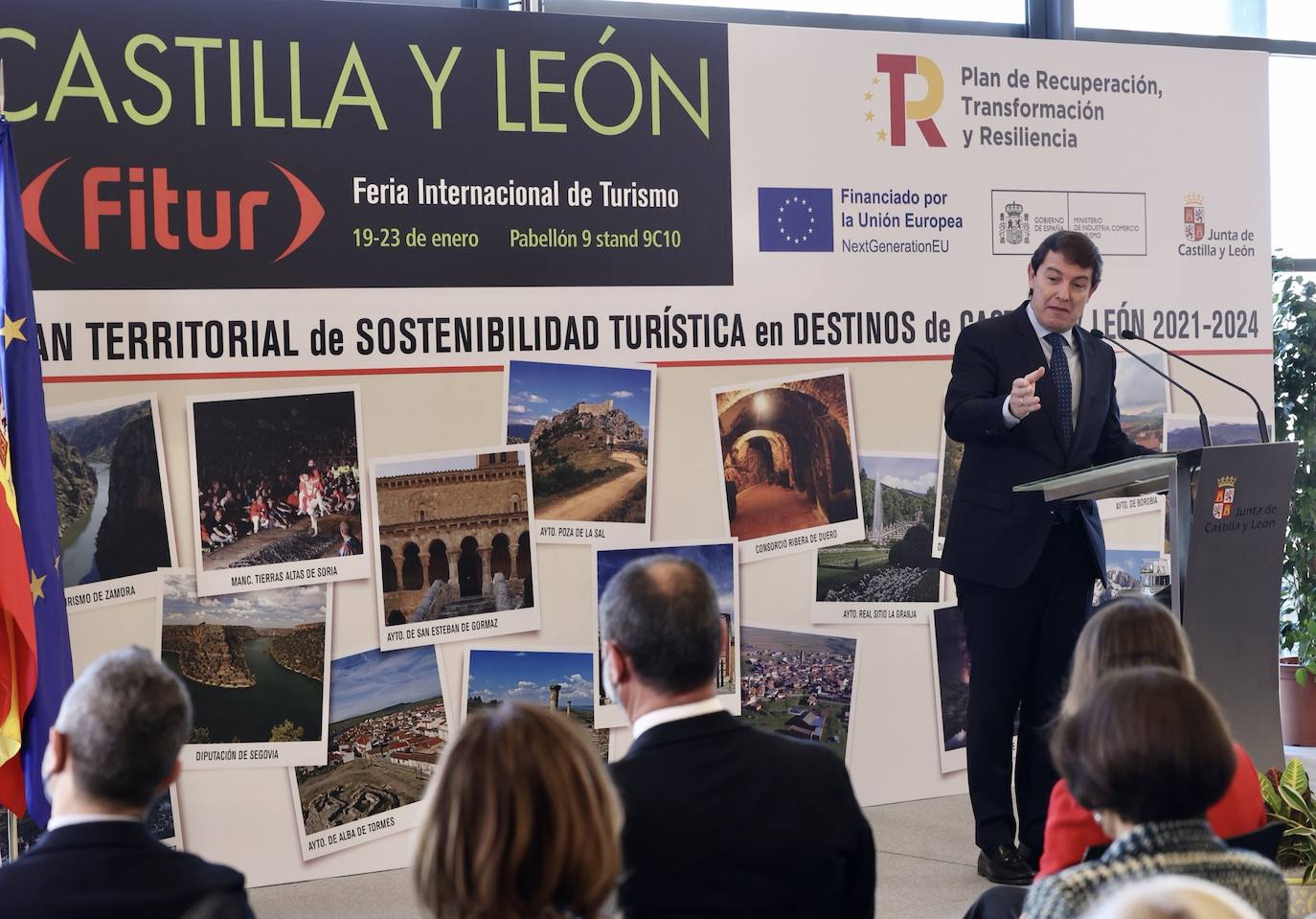 El presidente de la Junta de Castilla y León, Alfonso Fernández Mañueco, mantiene un encuentro con responsables municipales sobre los Planes de Sostenibilidad Turística en destinos de Castilla y León.