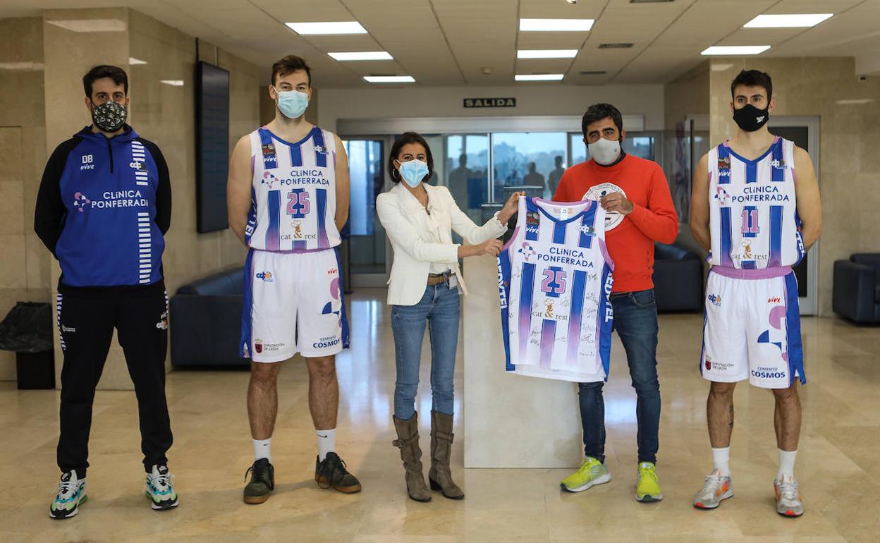 Presentación de las camisetas conmemorativas del club berciano.