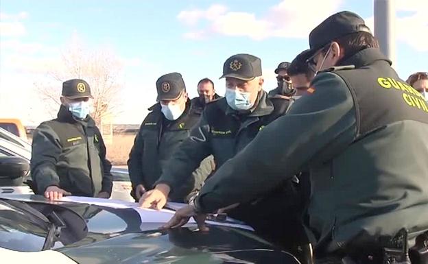 Efectivos de la Guardia Civil, durante el reparto de áreas en una batida de búsqueda.