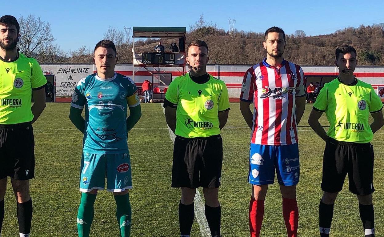 Protocolario saludo inicial entre el Atlético Bembibre y el Atlético Astorga.