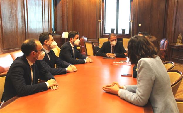 Un momento de la reunión mantenida con el secretario de Infraestructuras.