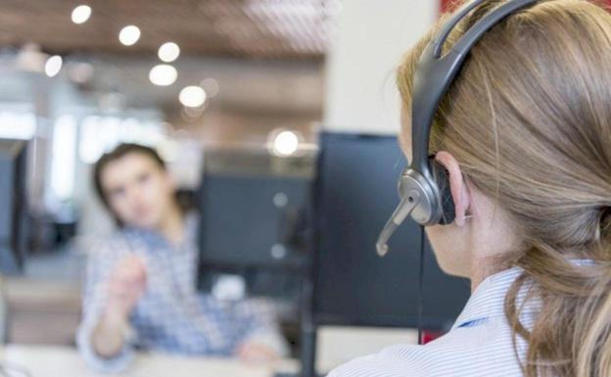 Imagen de archivo de una teleoperadora.