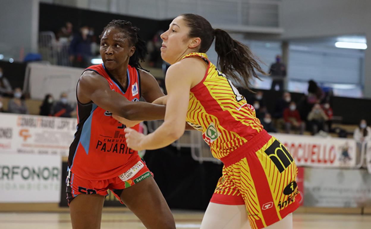 Ndiaye, en una acción de partido ante Spar Girona.