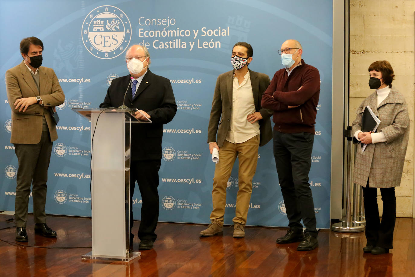 Jornada sobre 'El futuro de la movilidad, el transporte y sus infraestructuras en Castilla y León' de CCOO. Participan, de izquierda a derecha, Juan Carlos Suárez-Quiñones, del Partido Popular; el presidente del Consejo Económico y Social de Castilla y León, Enrique Cabero; el secretario general de CCOO Castilla y León, Vicente Andrés; Carlos Julio López Inclán, de CCOO; y María Sánchez, de Unidas Podemos