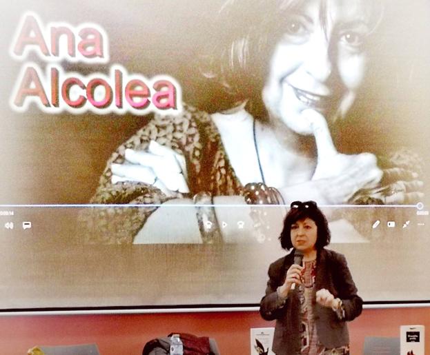 Imágen de la escritora Ana Alcolea durante una presentación