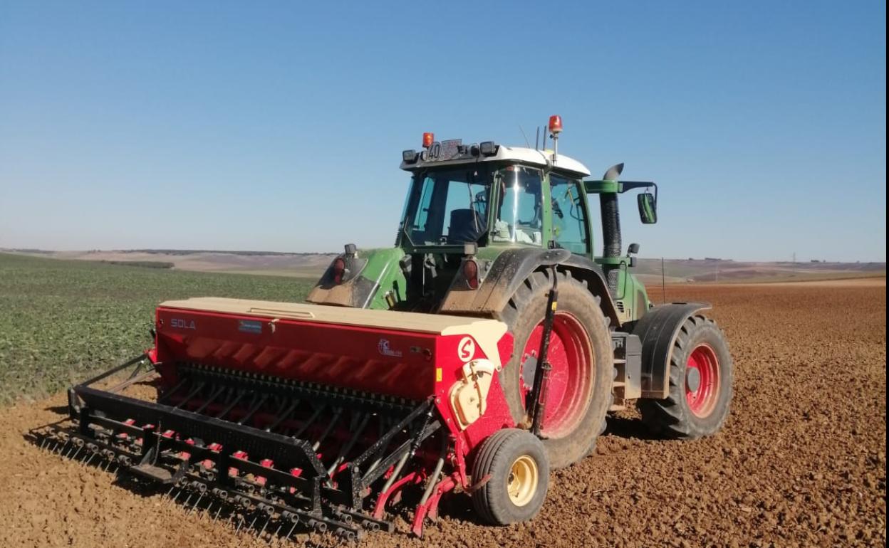 El tractor preparado para la siembra. 