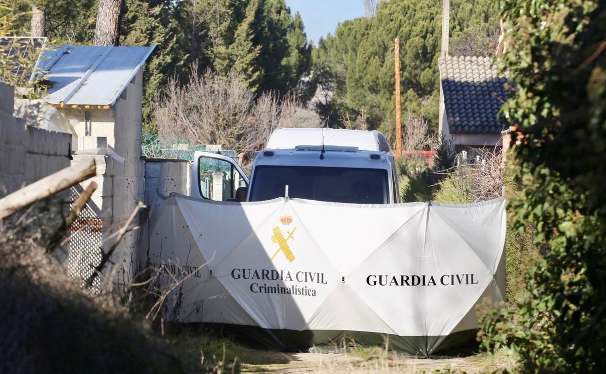 Efectivos de la Guardia Civil en la vivienda del detenido realizando labores de registro. 