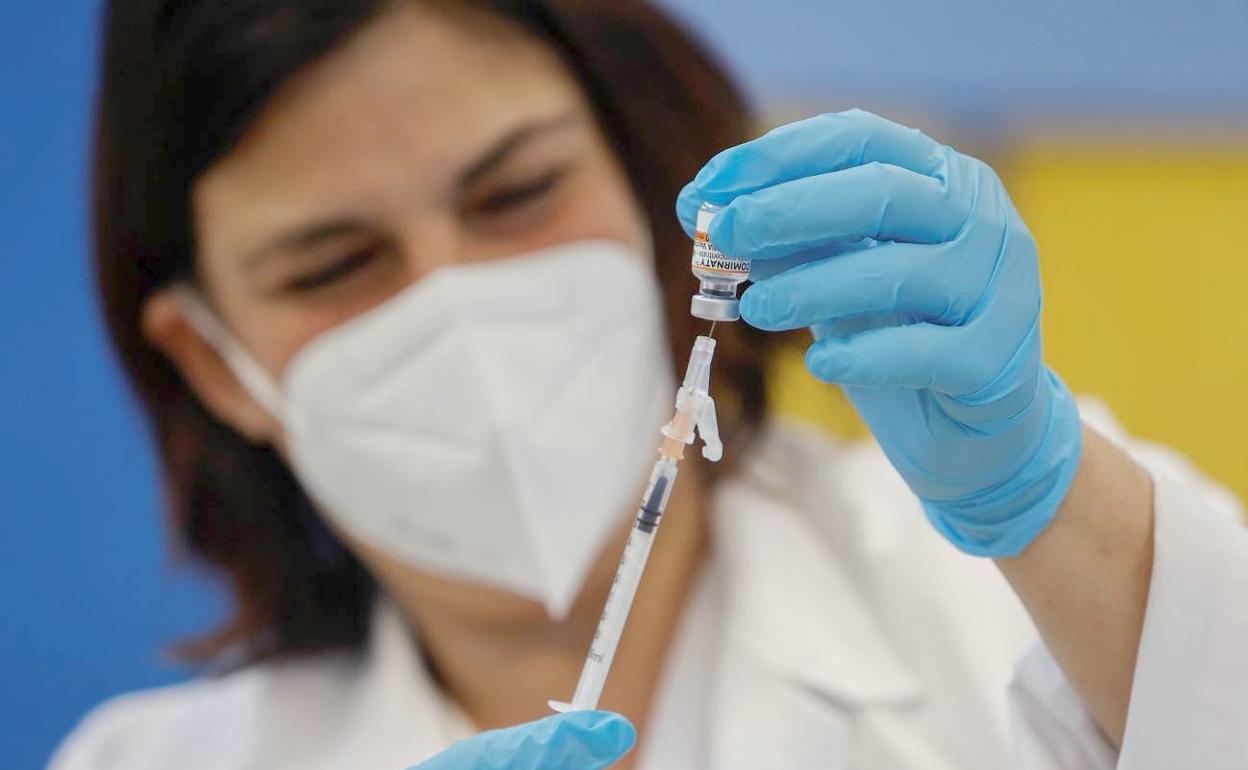 Imagen de un equipo médico preparando dosis para ser inoculadas. 