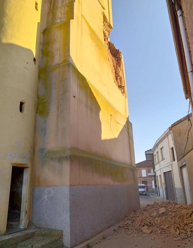 Imagen del deteriorado aspecto que presenta la torre de la iglesia y su elevado riesgo de derrumbe. 