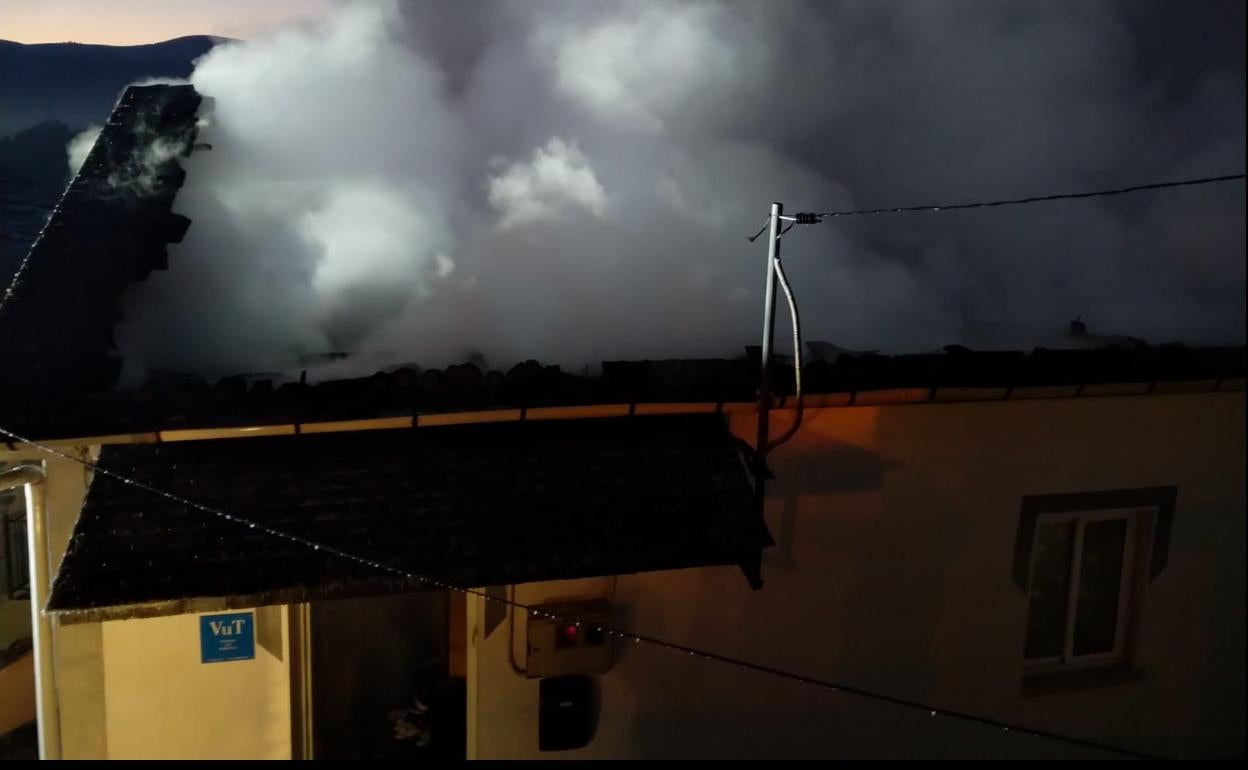 El incendio calcina una planta y la cubierta de un alojamiento rural en Lago de Carucedo.