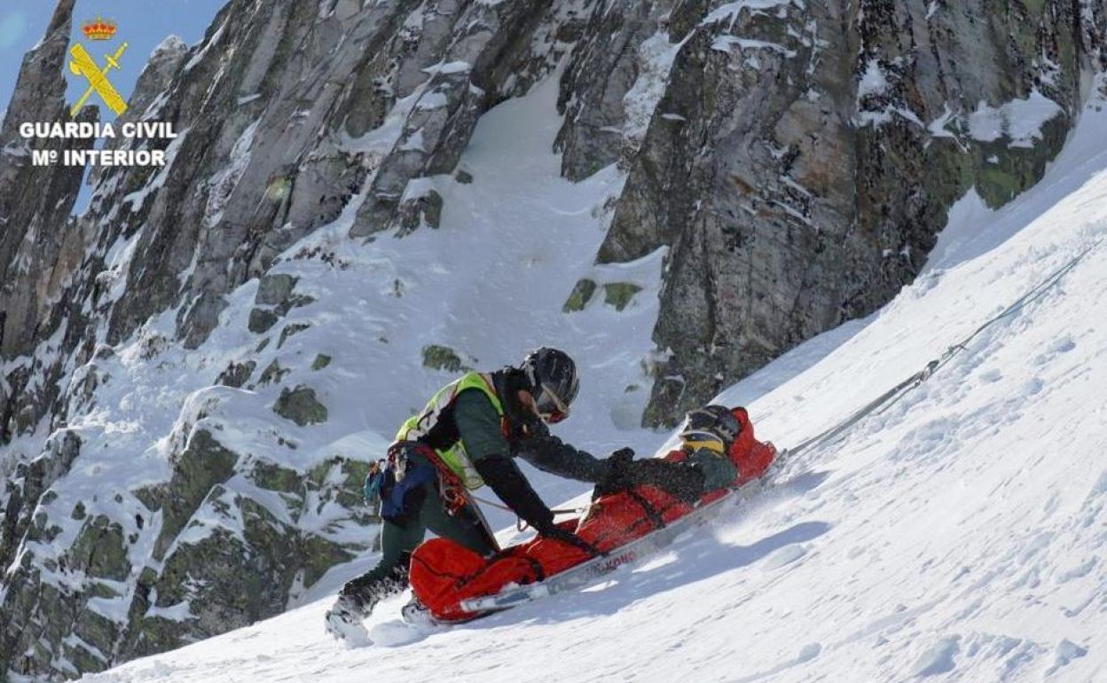 Efectivos del Greim, durante las labores de rescate del montañero lesionado. 