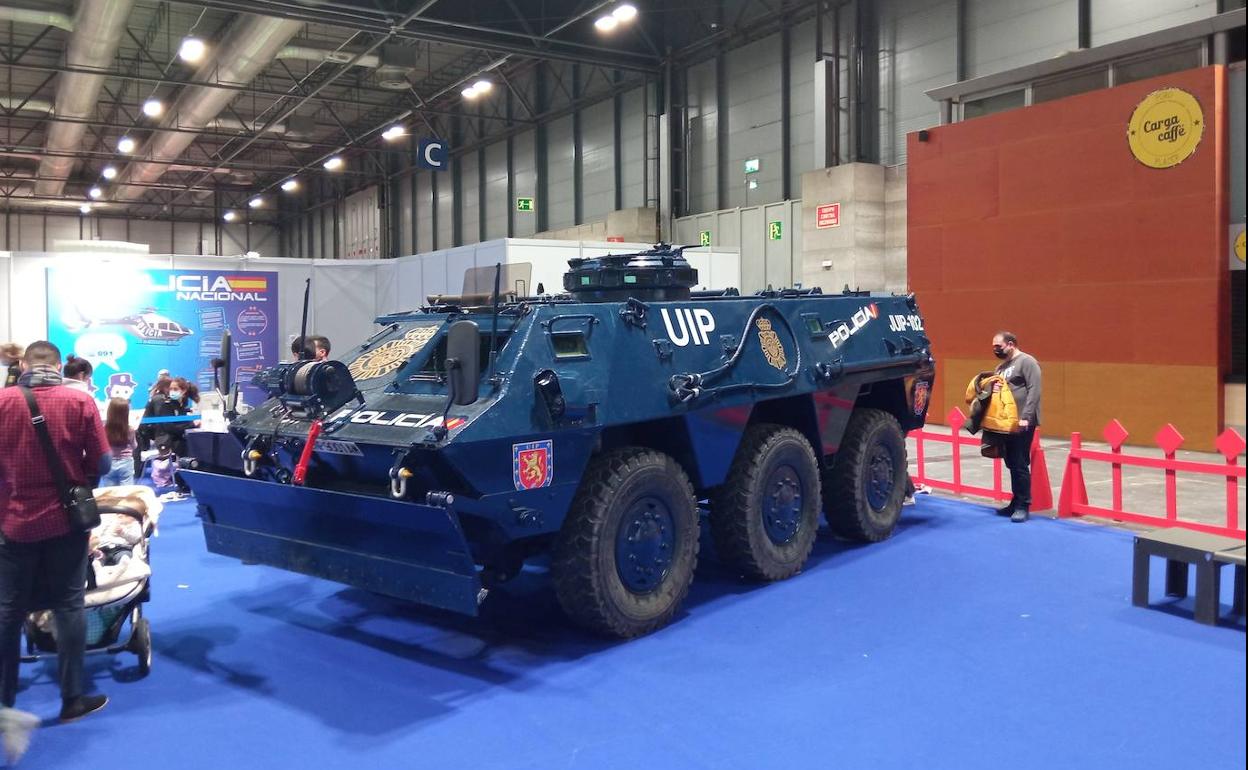 Vehículo blindado ligero de la Policía durante su exhibición en la feria infantil Juvenalia, celebrada en el recinto ferial de Madrid el pasado diciembre.