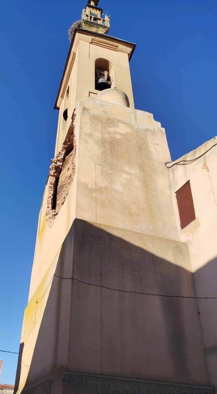 Cae parte de la torre de la iglesia de Urdiales del Páramo y obliga a desalojar tres viviendas. Los bomberos de León han acudido al lugar ante el peligro de derrumbe que presenta la parte de la torre afectada por los desprendimientos. 