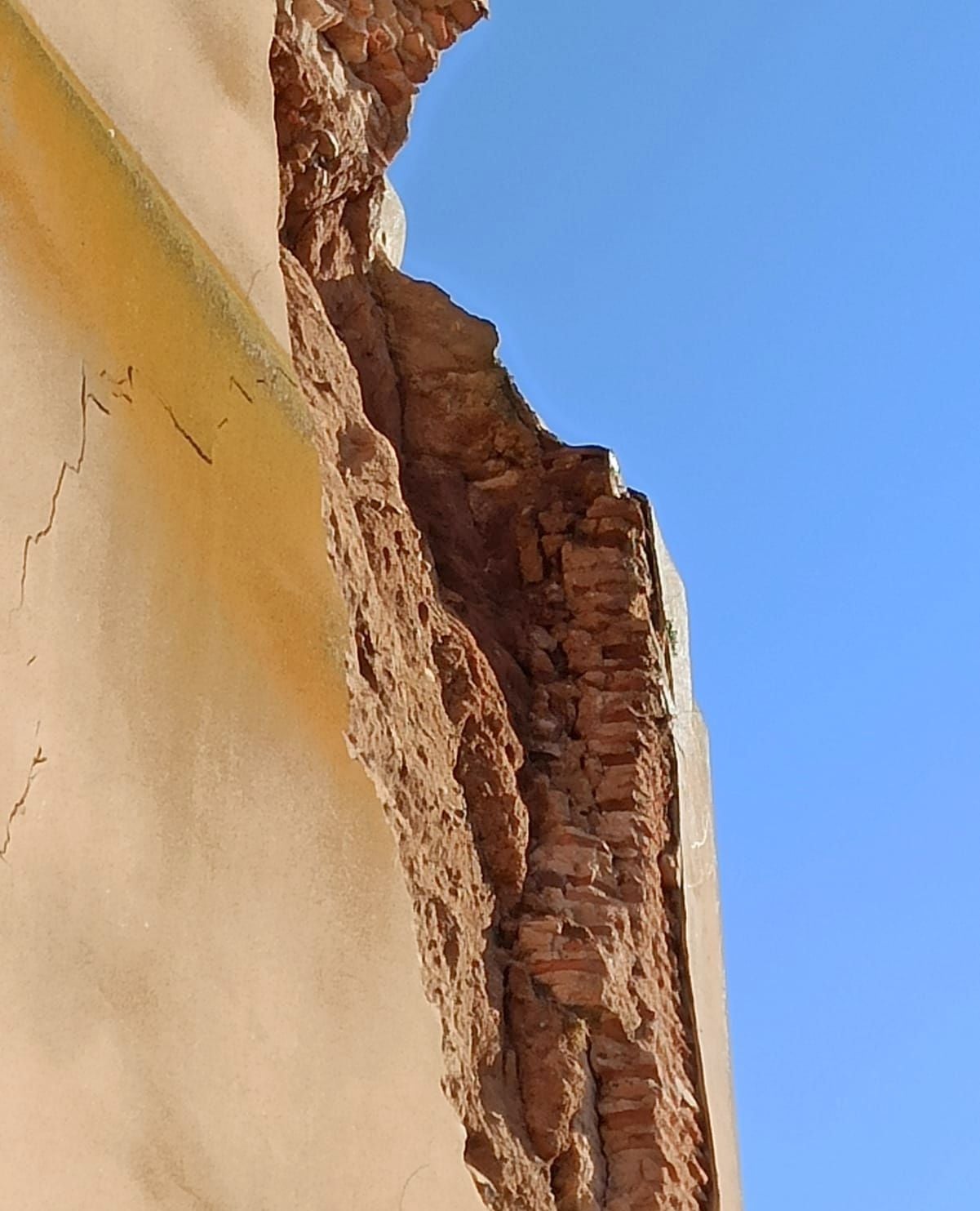 Cae parte de la torre de la iglesia de Urdiales del Páramo y obliga a desalojar tres viviendas. Los bomberos de León han acudido al lugar ante el peligro de derrumbe que presenta la parte de la torre afectada por los desprendimientos. 