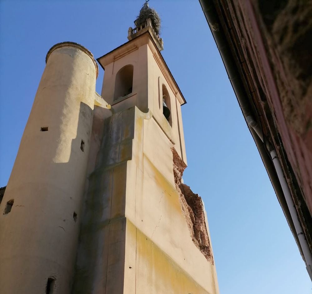 Cae parte de la torre de la iglesia de Urdiales del Páramo y obliga a desalojar tres viviendas. Los bomberos de León han acudido al lugar ante el peligro de derrumbe que presenta la parte de la torre afectada por los desprendimientos. 