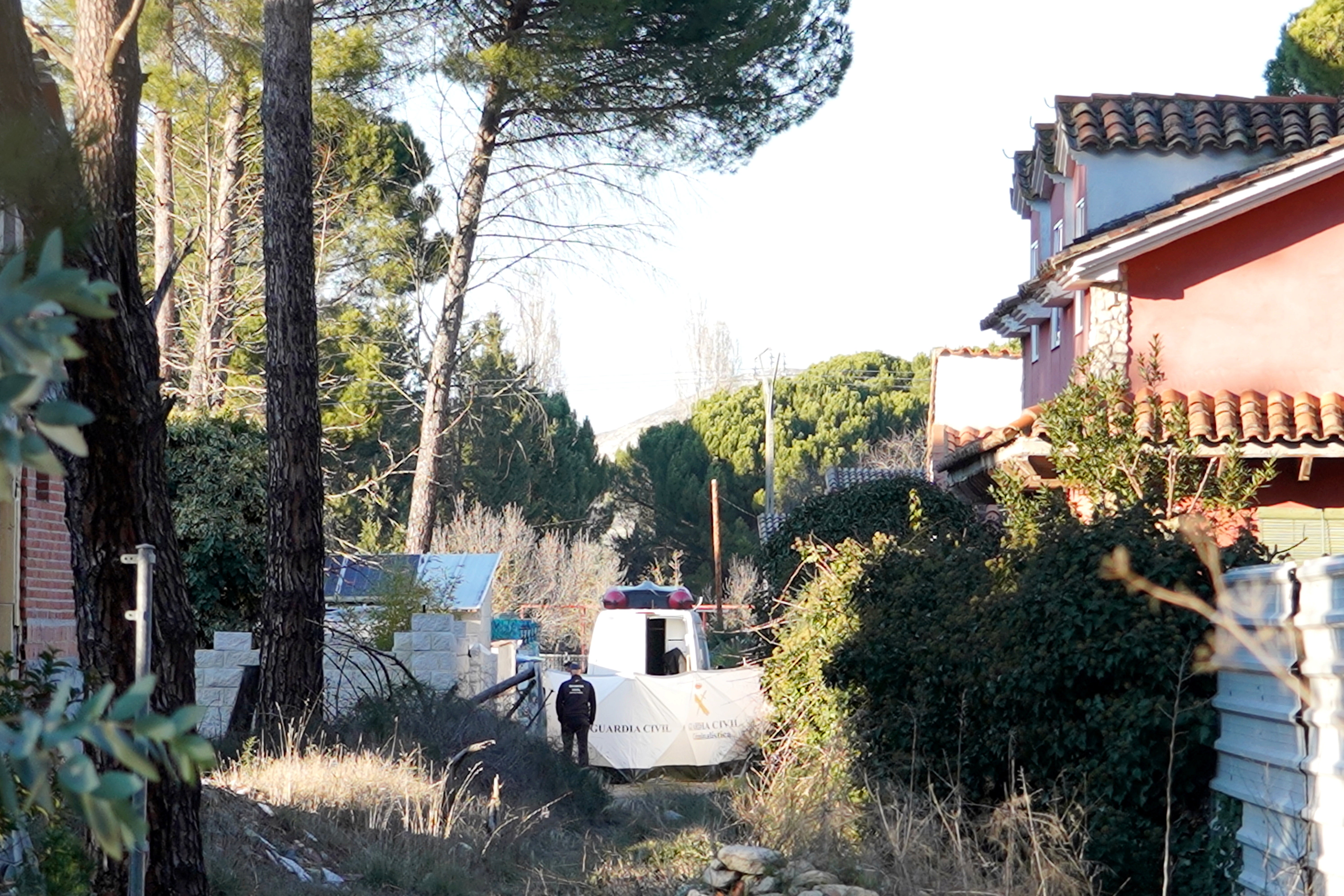 Miembros de los GEAS trabajan en el río Duero para localizar a la mujer de Traspinedo (Valladolid) desaparecida. Las labroes de rastreo se han identificado durante este lunes. 