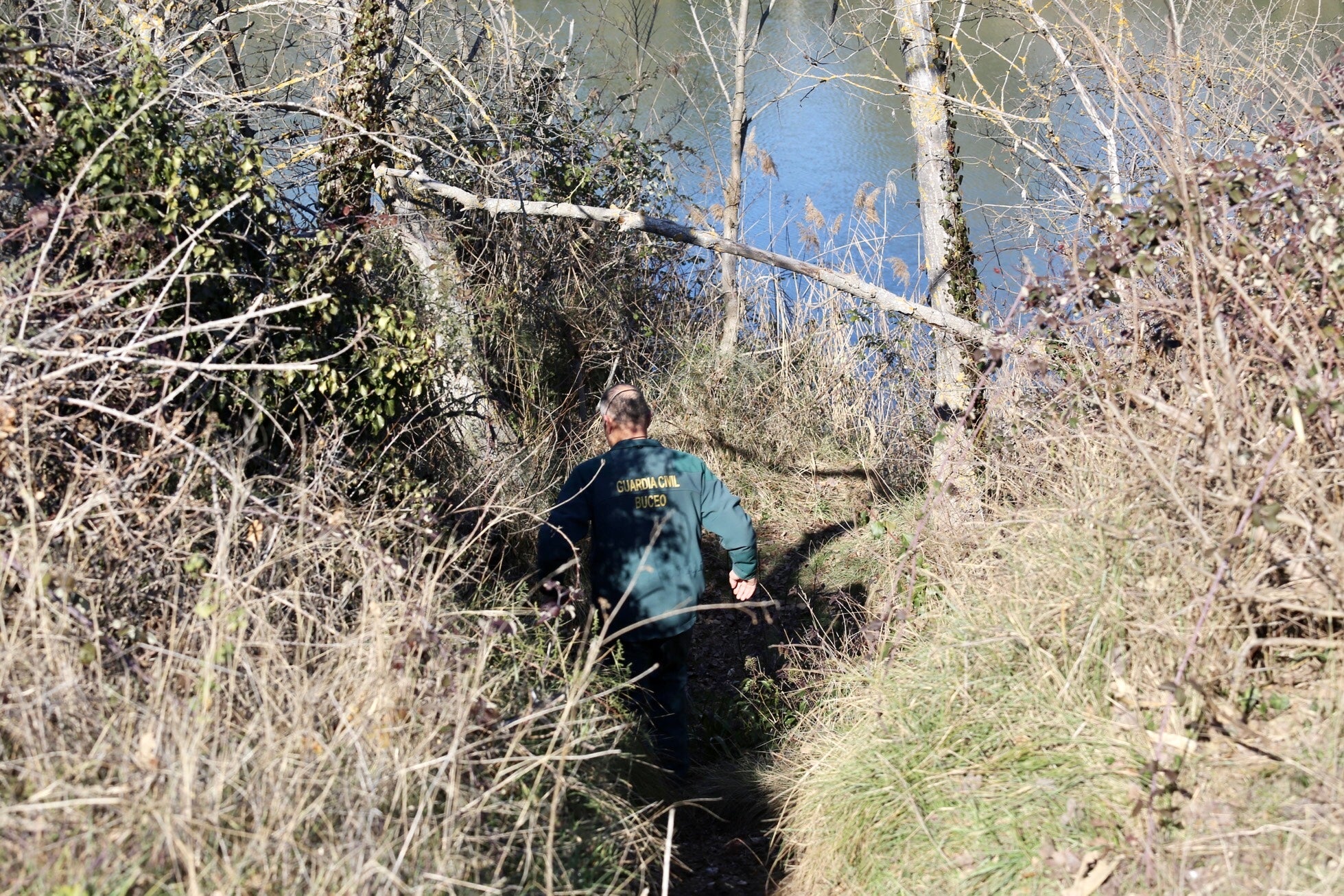 Miembros de los GEAS trabajan en el río Duero para localizar a la mujer de Traspinedo (Valladolid) desaparecida. Las labroes de rastreo se han identificado durante este lunes. 