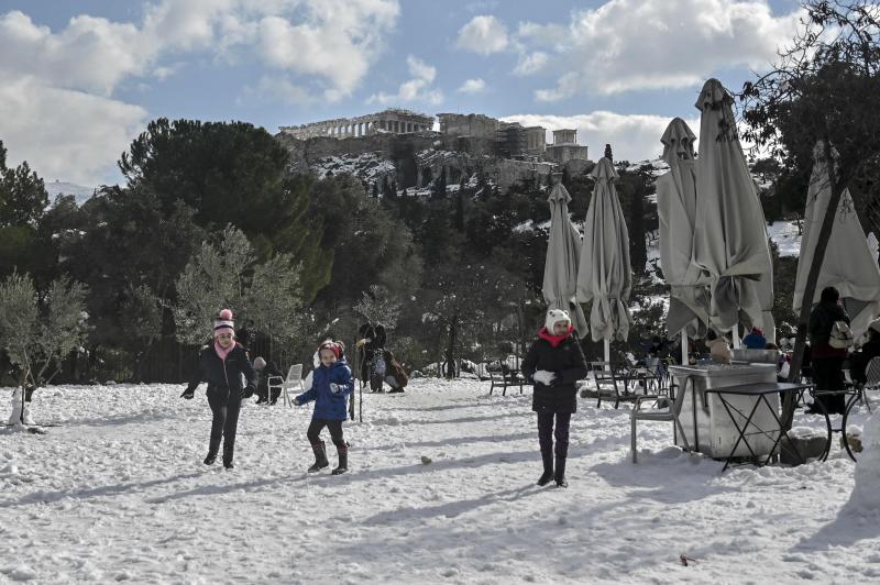 Fotos: La Acrópolis de Atenas, bajo la nieve