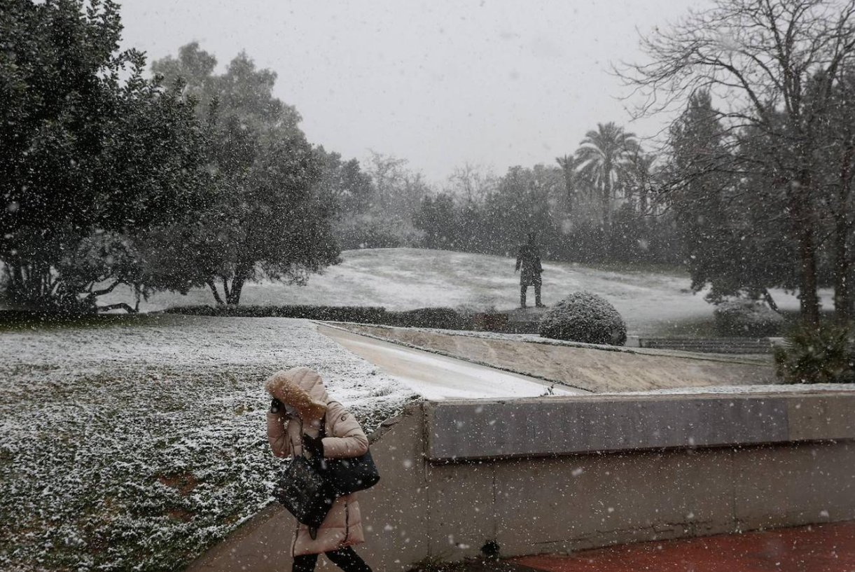 Fotos: La Acrópolis de Atenas, bajo la nieve