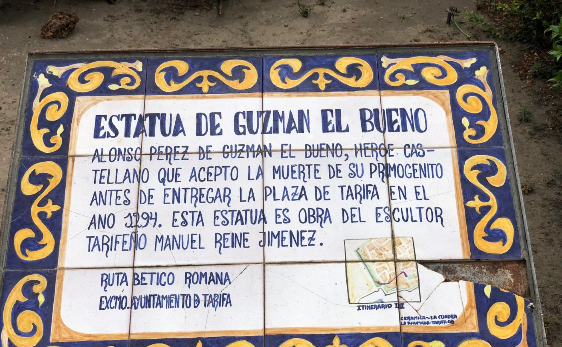 Inscripción que acompaña la estatua de Guzmán el Bueno en Tarifa, donde se le cita como héroe castellano.