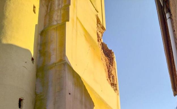 Imagen de la iglesia de Urdiales del Páramo con un derrumbe en una parte de su torre que ha obligado a que se decrete su progresiva retirada.