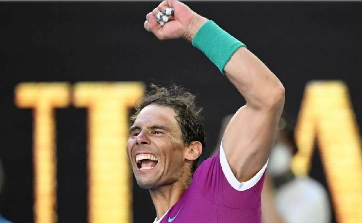 Rafael Nadal celebra su victoria ante Denis Shapovalov en los cuartos de final del Abierto de Australia.