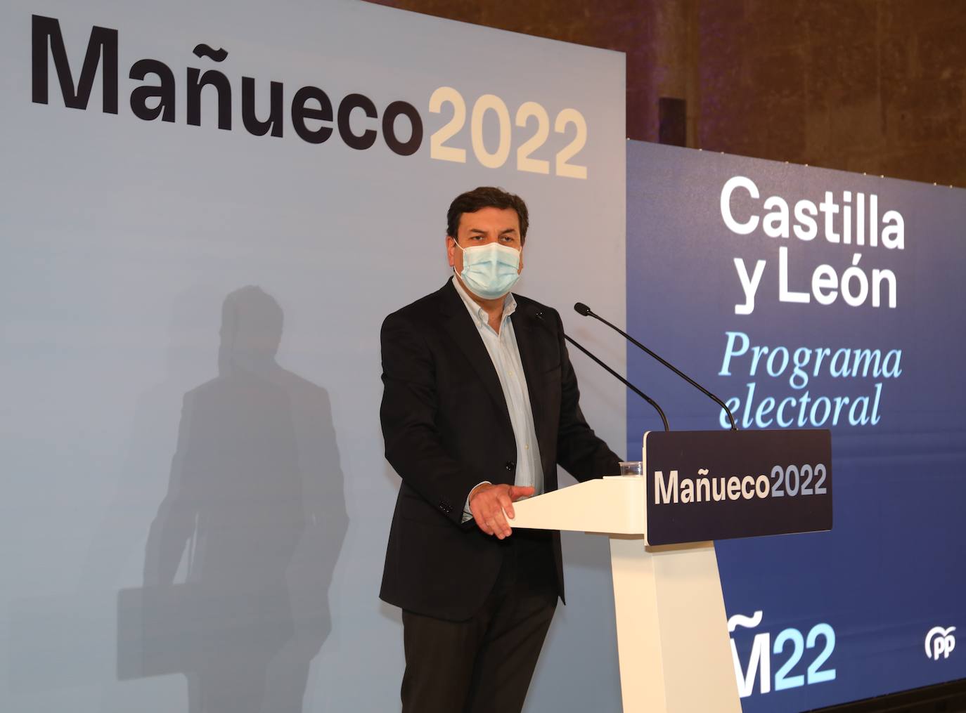 El candidato del Partido Popular de Castilla y León a las elecciones del 13 de febrero, Alfonso Fernández Mañueco(2D), presenta el programa electoral del PPCyL en la localidad palentina de Becerril de Campos; junto a la presidenta provincial del PP, Ángeles Armisén(2I) ; y el coordinador del programa electoral y cabeza de lista por Palencia, Carlos Fernández Carriedo(D)