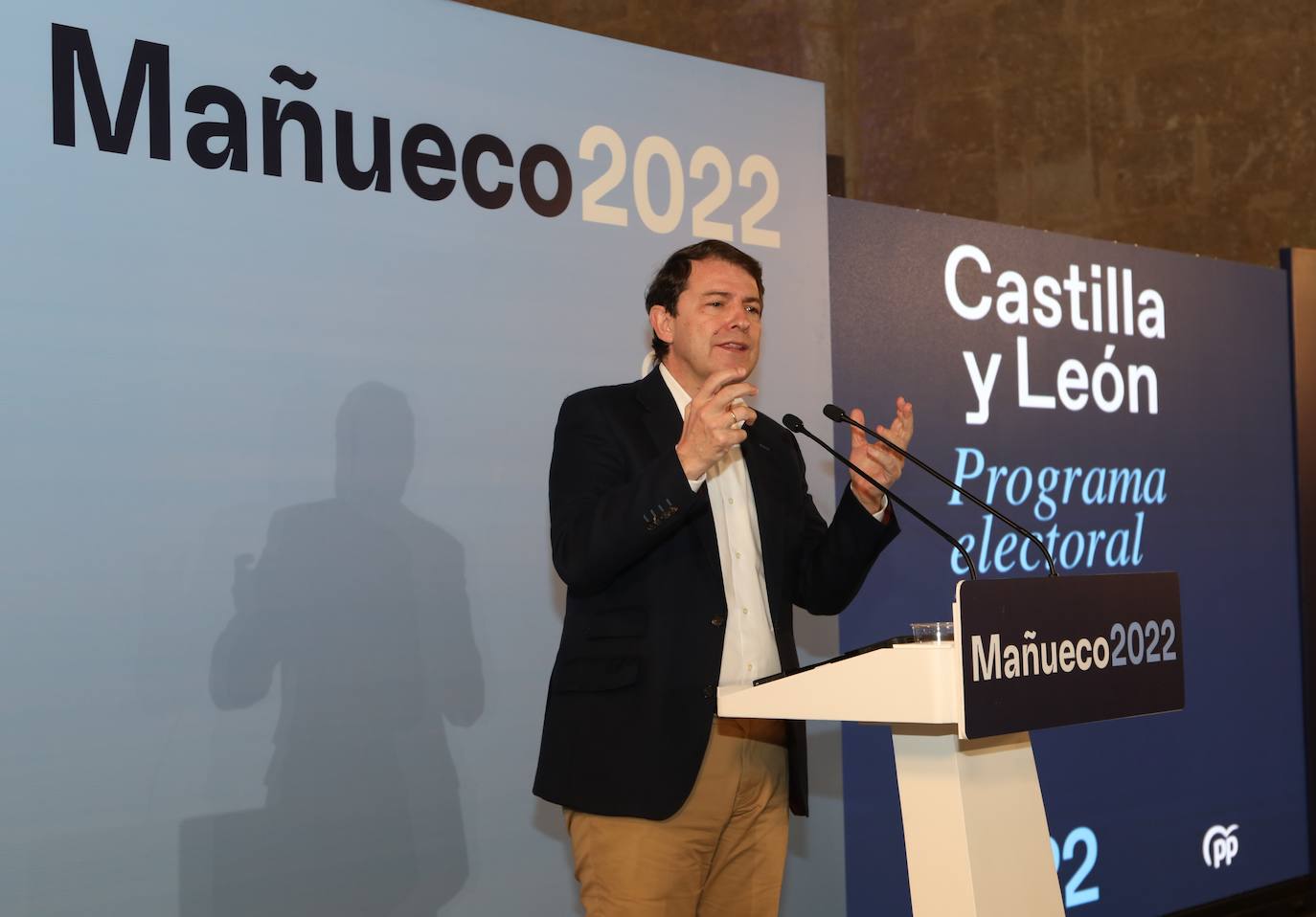 El candidato del Partido Popular de Castilla y León a las elecciones del 13 de febrero, Alfonso Fernández Mañueco(2D), presenta el programa electoral del PPCyL en la localidad palentina de Becerril de Campos; junto a la presidenta provincial del PP, Ángeles Armisén(2I) ; y el coordinador del programa electoral y cabeza de lista por Palencia, Carlos Fernández Carriedo(D)