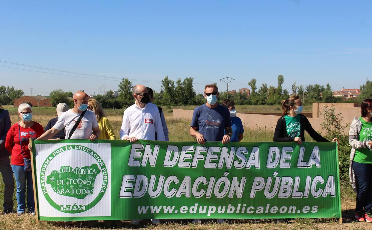 La plataforma en defensa de la educación pública en una concentración frente al solar donde se contruirá el instituto de Villaquilambre.