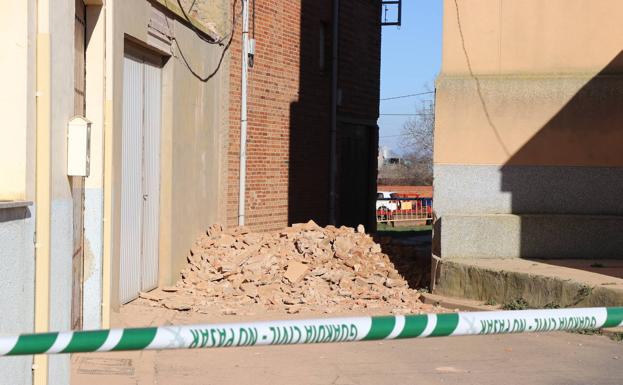 Galería. La plaza de Urdiales del Páramo permanece acotada para evitar que los peatones transiten cerca de la zona del derrumbe.