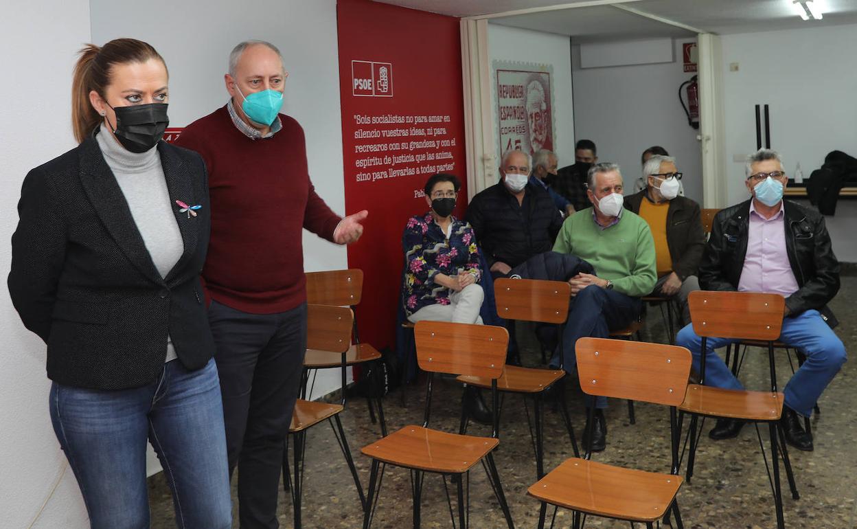 La vicesecretaria general del PSOECyL, Virginia Barcones, junto al cabeza de lista por Palencia, Jesús Guerrero antes de la reunión con alcaldes y concejales de la provincia para abordar los fondos del Plan España como la oportunidad para Castilla y León.