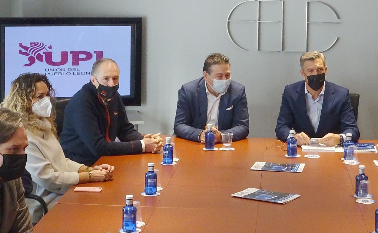 Un instante de la reunión mantenida entre representantes de UPL y la FELE. 