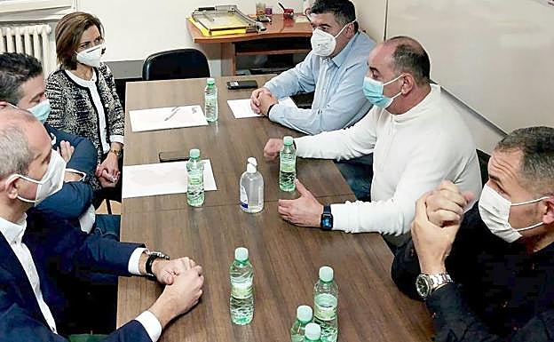 Representanes de UPL, este miércoles, durante el encuentro con representantes de USO. 