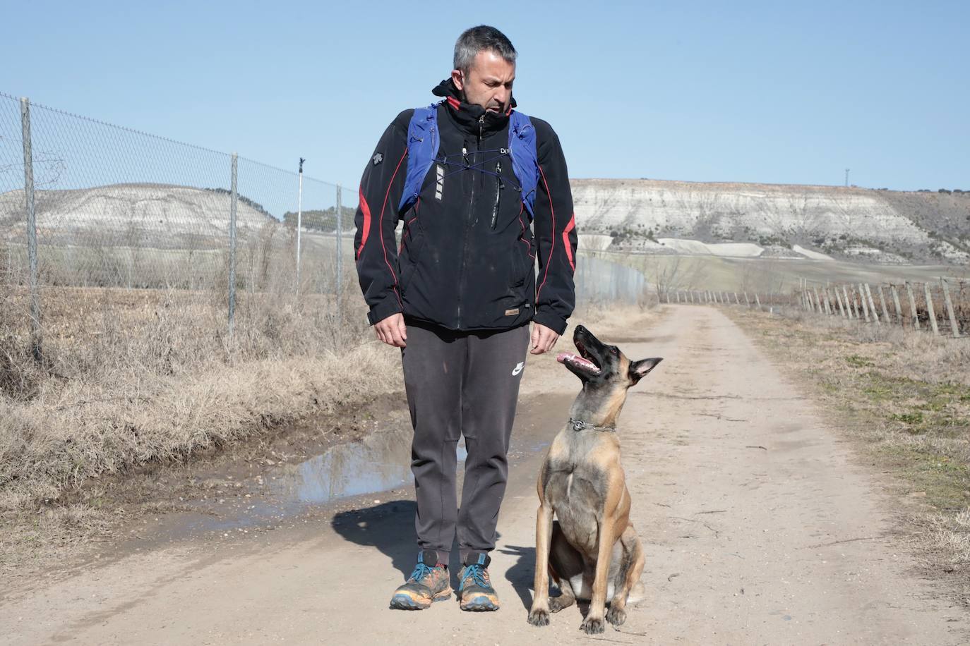 De Posada de Valdeón a Traspinedo: David y Luna, su pastor belga, se unen a la búsqueda. El leonés David González y su perra Luna colaboran voluntariamente en las labores de búsqueda de Esther López gracias al potente adiestramiento del can. 