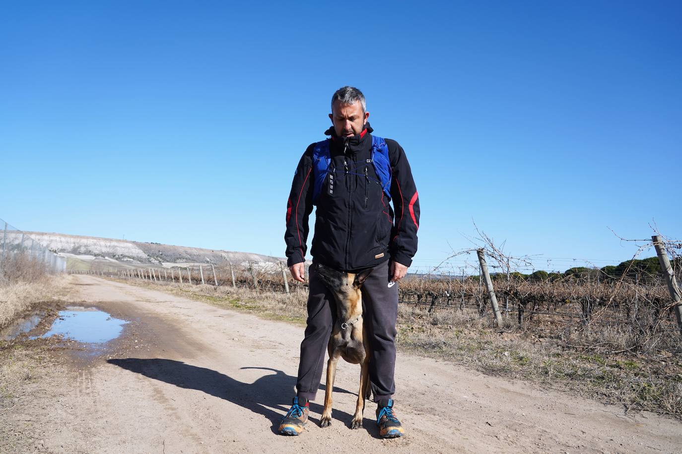 De Posada de Valdeón a Traspinedo: David y Luna, su pastor belga, se unen a la búsqueda. El leonés David González y su perra Luna colaboran voluntariamente en las labores de búsqueda de Esther López gracias al potente adiestramiento del can. 