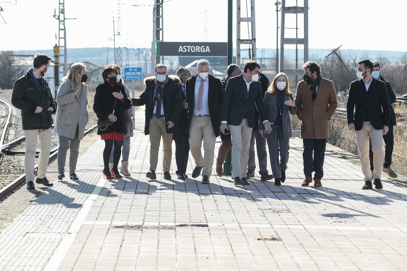 La exministra popular se cita con empresarios y acude a la estación de ferrocarril para denunciar el abandono de la administración central.