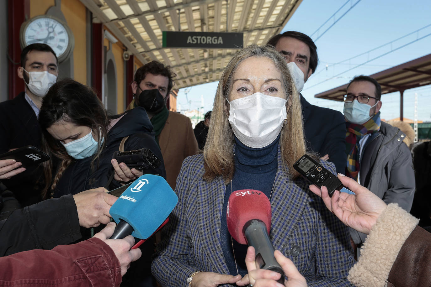 La exministra popular se cita con empresarios y acude a la estación de ferrocarril para denunciar el abandono de la administración central.