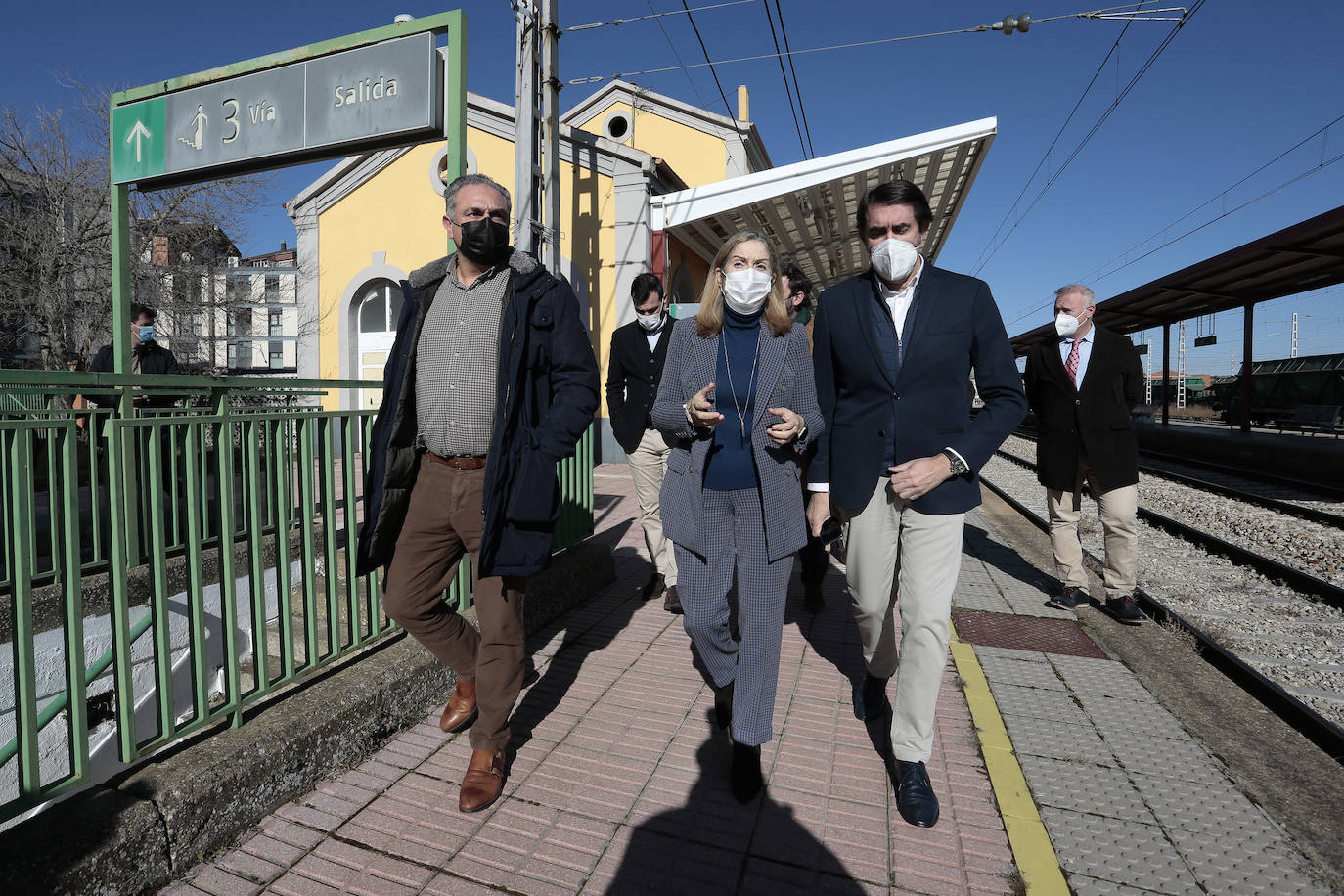 La exministra popular se cita con empresarios y acude a la estación de ferrocarril para denunciar el abandono de la administración central.