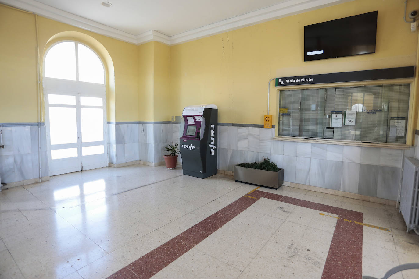 La exministra popular se cita con empresarios y acude a la estación de ferrocarril para denunciar el abandono de la administración central.