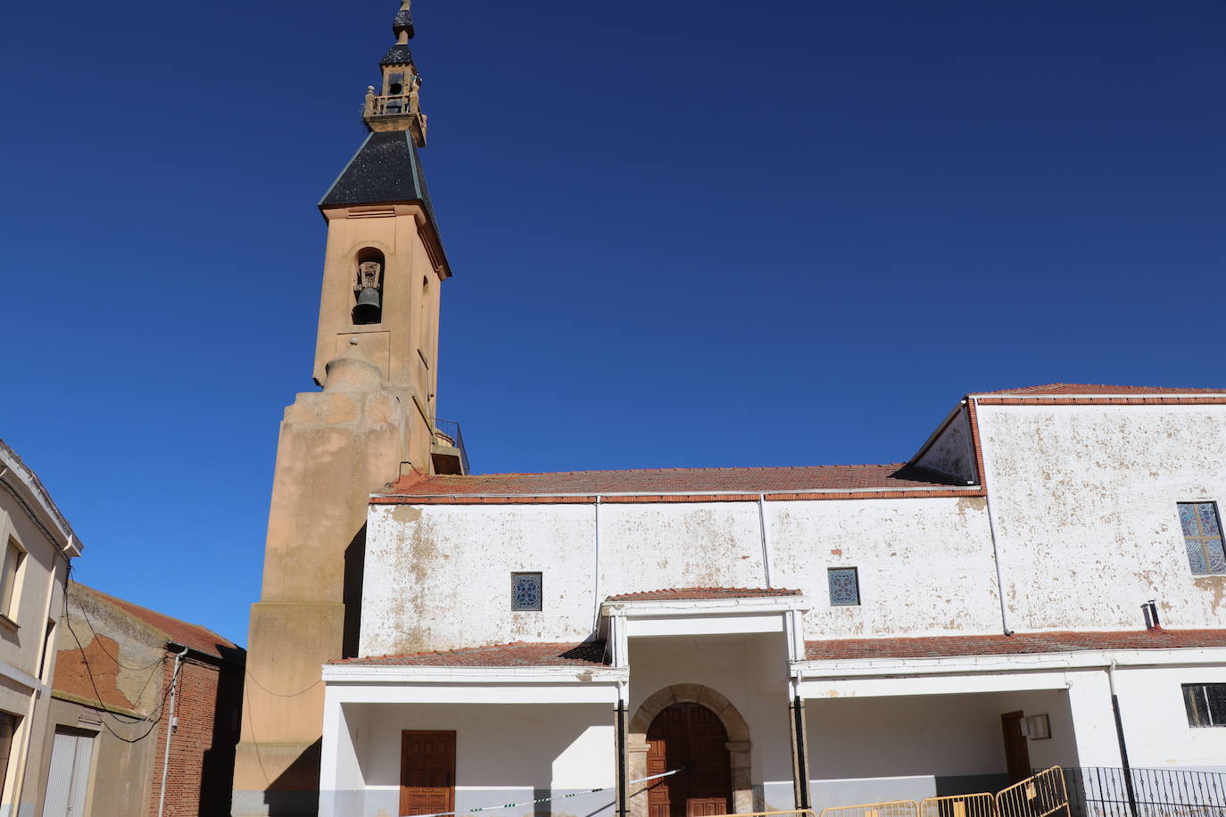 Los desprendimientos y las grietas apuntan a un colapso inminente de la torre del inmueble.