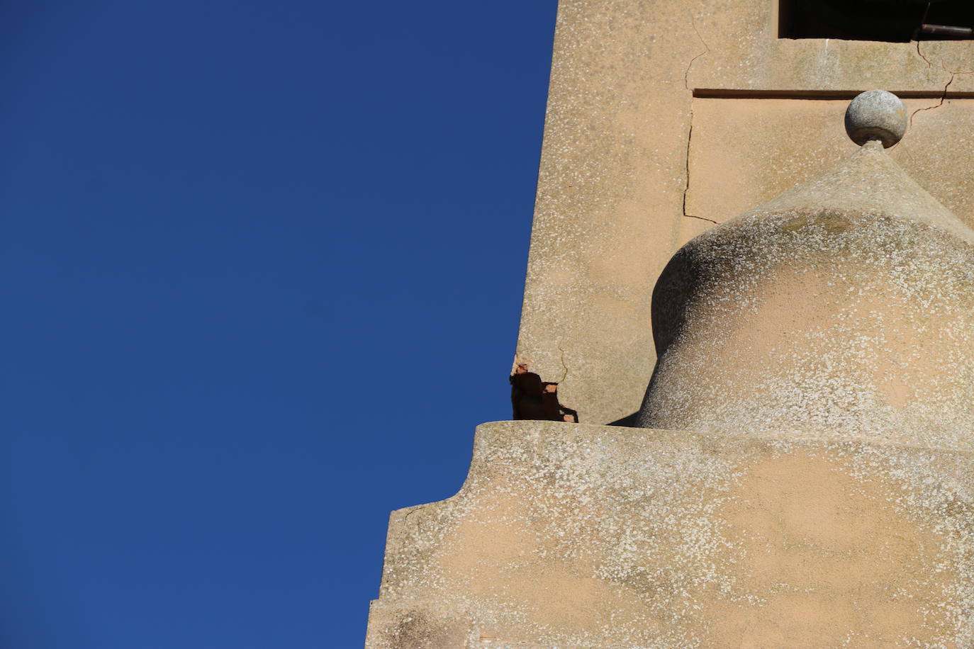 Los desprendimientos y las grietas apuntan a un colapso inminente de la torre del inmueble.