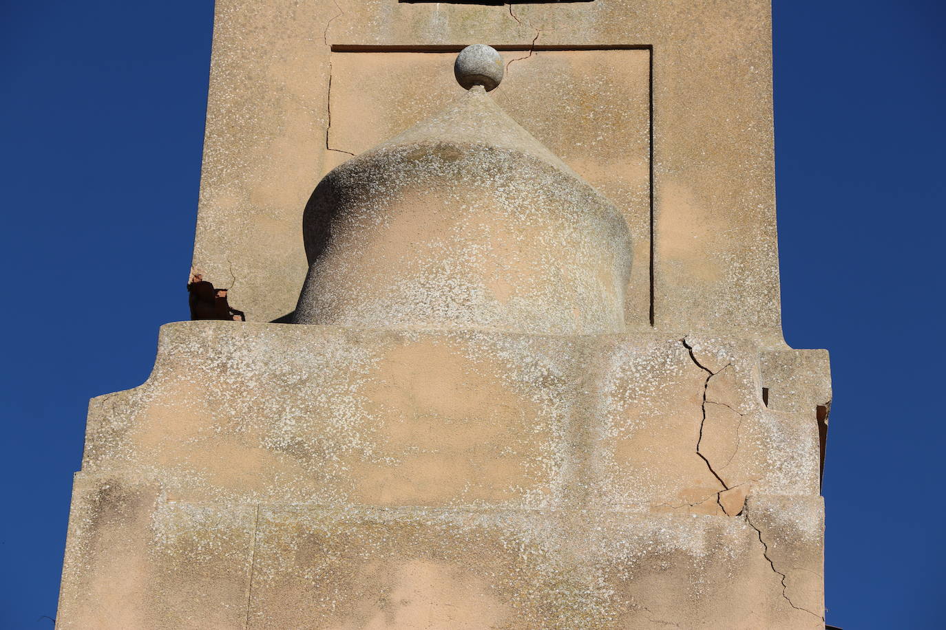 Los desprendimientos y las grietas apuntan a un colapso inminente de la torre del inmueble.