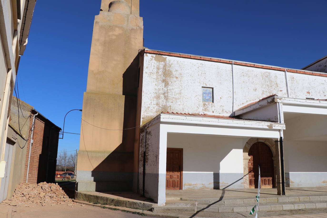 Los desprendimientos y las grietas apuntan a un colapso inminente de la torre del inmueble.