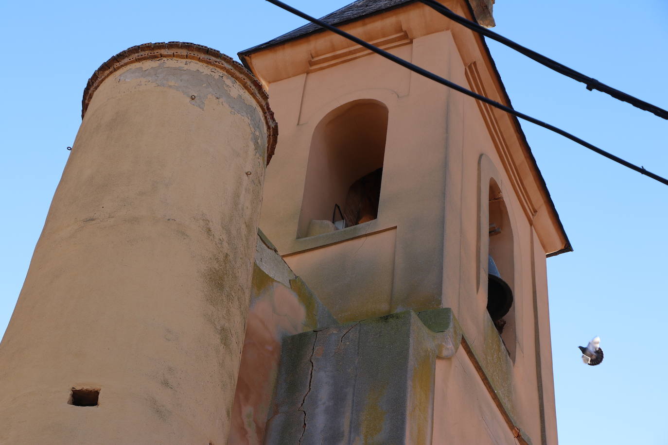 Los desprendimientos y las grietas apuntan a un colapso inminente de la torre del inmueble.