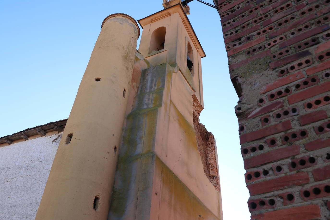 Los desprendimientos y las grietas apuntan a un colapso inminente de la torre del inmueble.