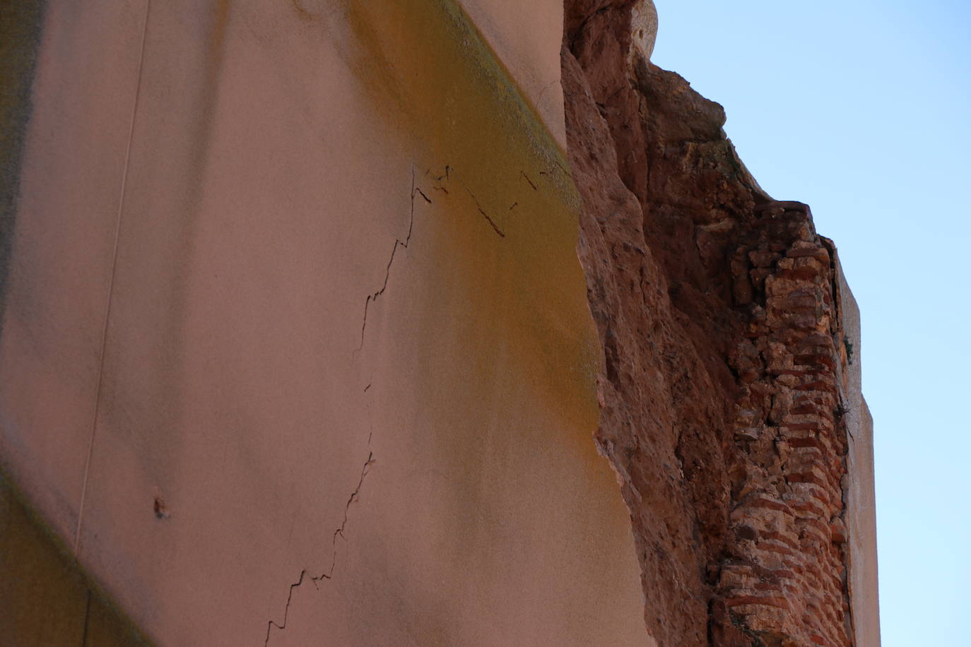 Los desprendimientos y las grietas apuntan a un colapso inminente de la torre del inmueble.