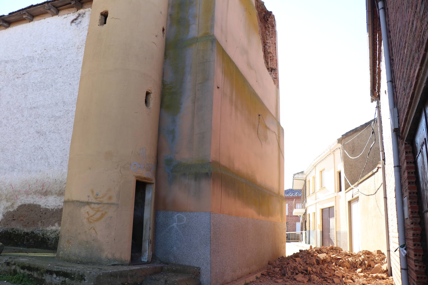 Los desprendimientos y las grietas apuntan a un colapso inminente de la torre del inmueble.