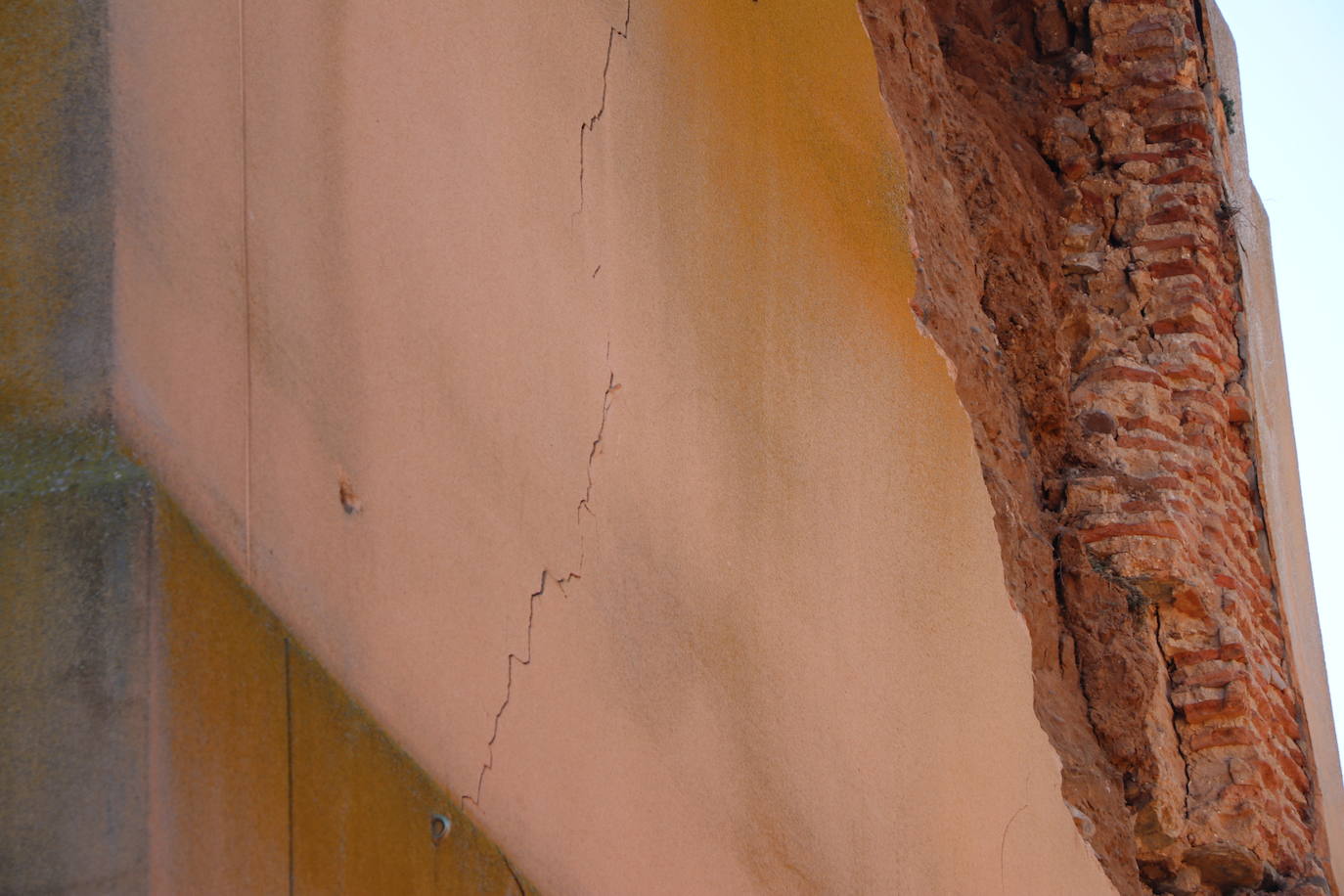 Los desprendimientos y las grietas apuntan a un colapso inminente de la torre del inmueble.